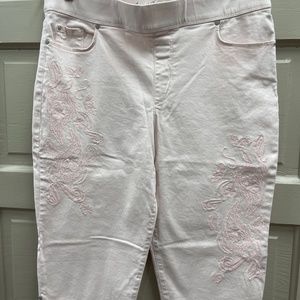NWOT Pink Gloria Vanderbilt Capris w/Embroidery
